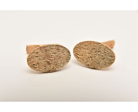 A PAIR OF 9CT GOLD CUFFLINKS, oval cufflinks with toggle fittings and textured detail, hallmarked 9ct London, approximate gro