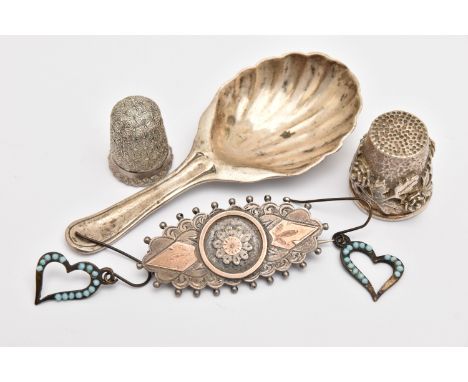 A SMALL ASSORTMENT OF SILVER, to include a silver brooch with yellow metal front detail, hallmarked Birmingham, a heavy flora