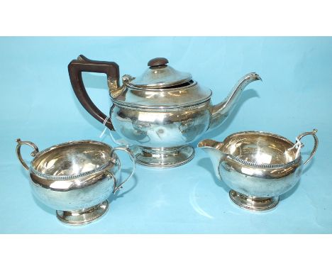 A three-piece silver tea service of bellied form, Birmingham 1933, total weight___19oz.