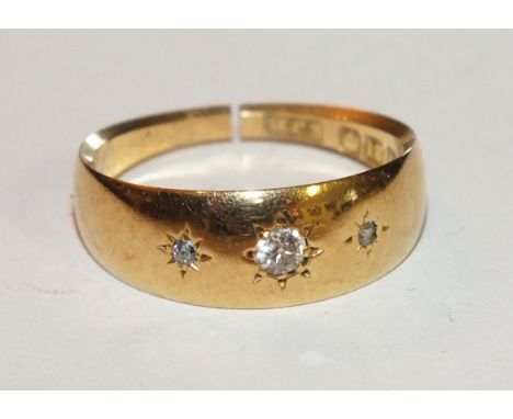 An 18ct gold gipsy ring set three diamonds, size K, 4g, (af).