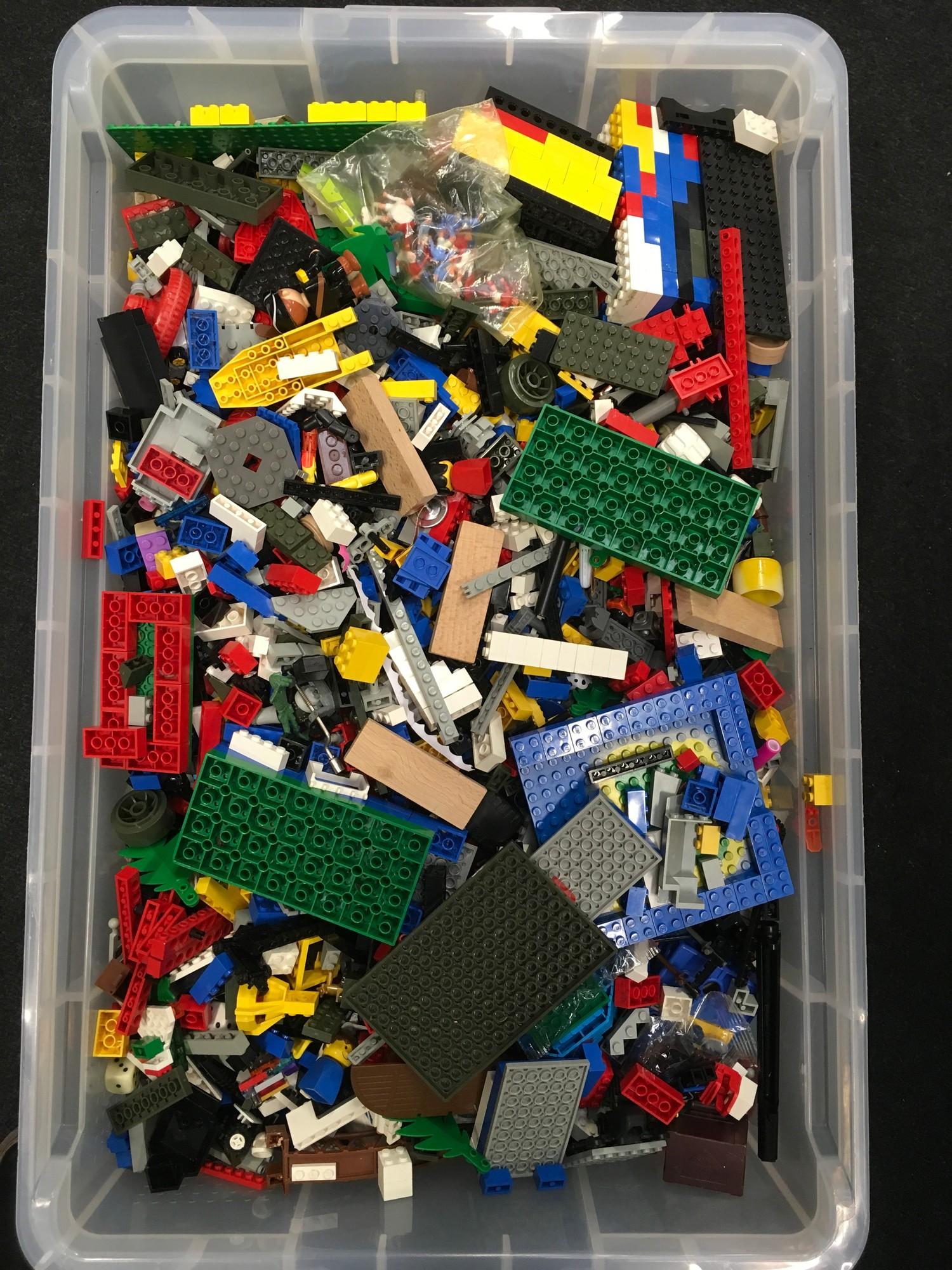 Large tub of Lego.