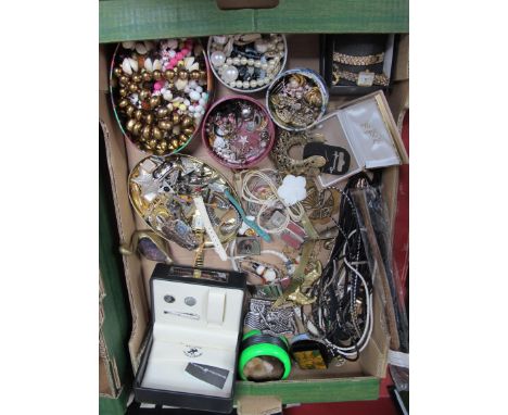 Costume Jewellery, watches, straps, belt buckles, earrings, etc:- One Box.