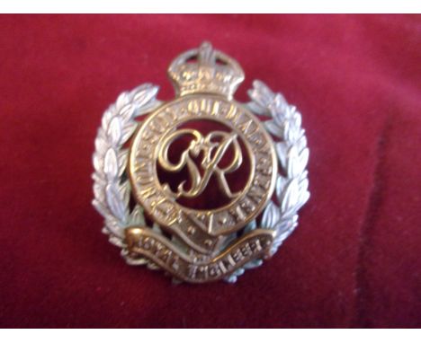 Royal Corps of Engineers Cap Badge (Bi-metal), two lugs as issued between 1949-1952. K&amp;K: 1941