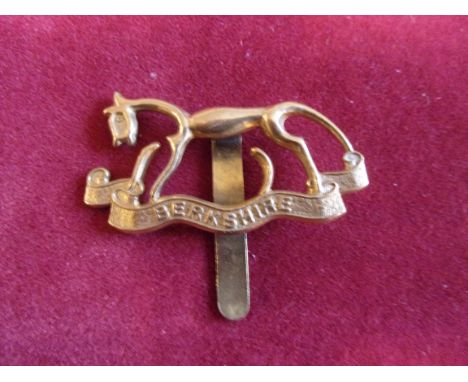 The Royal Berkshire (Hungerford) Yeomanry (Dragoons) Forage Cap Badge issued between 1908-1922 (Gilding-metal) slider. K&amp;