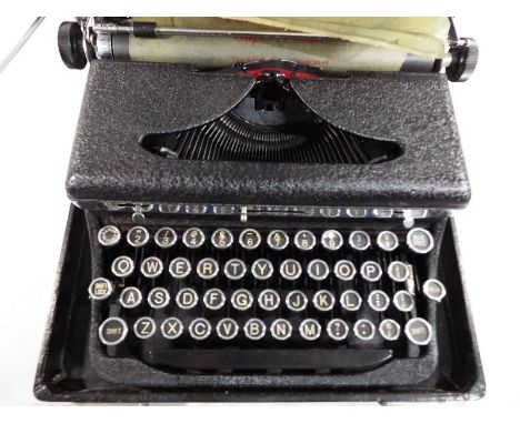 A good quality vintage Royal De Luxe typewriter set in hard carry case 