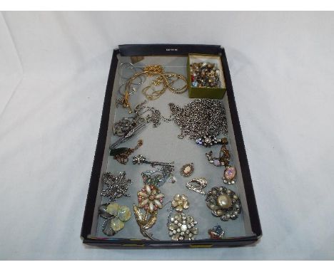 A good mixed lot of predominantly vintage costume jewellery to include a small quantity of gold and silver, paired earrings, 