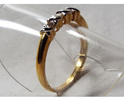 A lady's 9 carat gold three stone kiss ring set with 10 pt diamonds, size T + 1/2 - Est £30 - £50