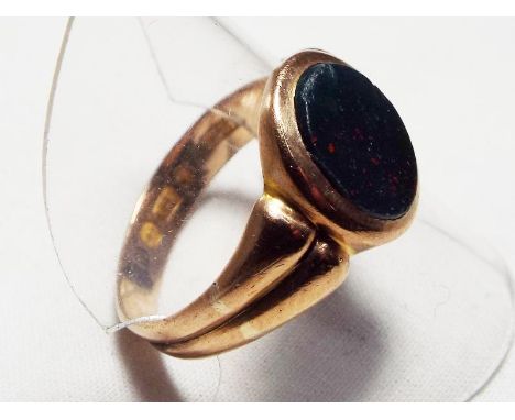 A gentleman's 9ct yellow gold hallmarked ring, size U, approx weight 4.60 grams, boxed Est £40 - £60
