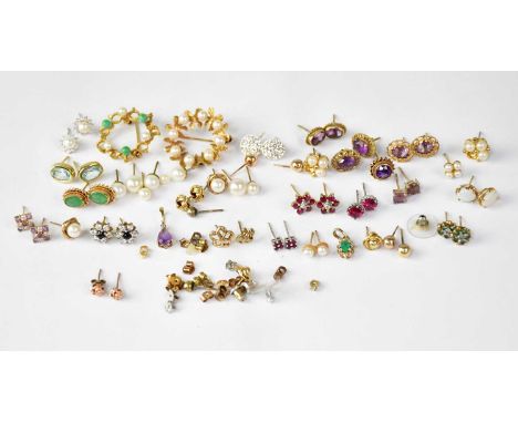 A group of costume jewellery, mostly earrings, comprising twenty full pairs of stud earrings of various mixed stones, etc, wi
