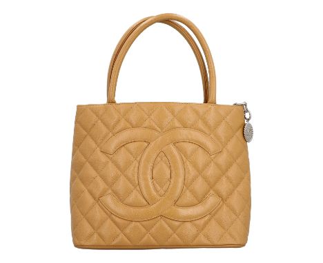 CHANEL Handtasche "MEDALLION TOTE BAG", Koll. 2005/2006. Kaviar Leder in Beige mit klassischer Diamantsteppung. Hardware in S