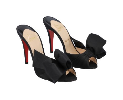 CHRISTIAN LOUBOUTIN Sandaletten, Gr.39,5. Satin in Schwarz. Trageriemen mit großem Schleifendekor (leicht defekt) und Pfennig