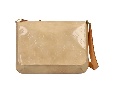 LOUIS VUITTON Schultertasche "THOMPSON STREET", Koll.: 2001. Vernis Leder Serie in Beige mit Logo-Prägung, Überschlag mit mag