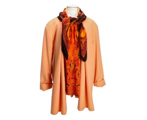 ESCADA BY MARGARETHA LEY VINTAGE Set. Bestehend aus einem Blazer in Gr. 38 aus 50% Wolle und 50% Kaschmir in Pastell-Orange. 