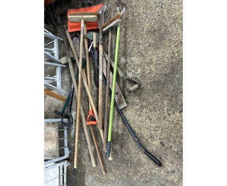 A large mixed quantity of various hand tools