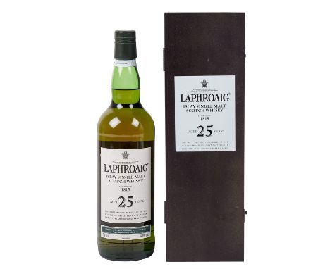 LAPHROAIG Single Malt Scotch Whisky, 25 years Region: Islay, Laphroaig Distillerie, 40% Vol., 700 ml, Füllstand im Flaschenha