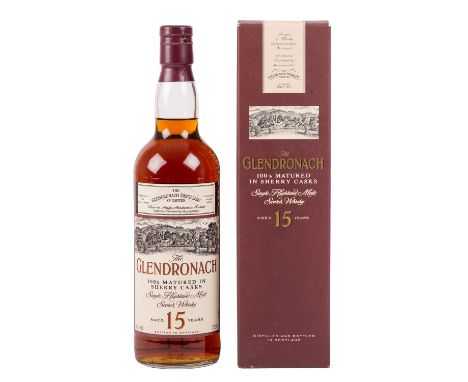 GLENDRONACH Single Malt Scotch Whisky, 15 years Region: Highlands, Glendronach Distillerie, 40% Vol., 700 ml, Füllstand im Ha