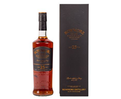 BOWMORE Single Malt Scotch Whisky, 25 years Region: Islay, Morrison's Bowmore Distillerie, 43% Vol., 700 ml, Füllstand im Fla
