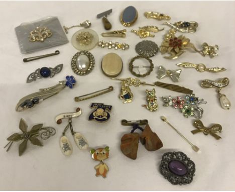 A small  quantity of vintage brooches and scarf clips. To include stone set. 