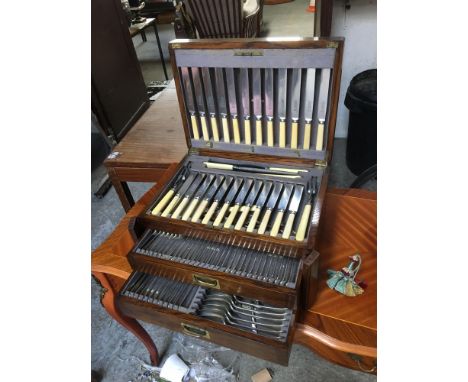  Sale Item:    OAK CANTEEN CUTLERY   Vat Status:   No Vat   Buyers Premium:  This lot is subject to a Buyers Premium of 15% +