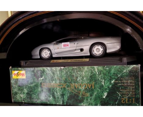 A collection of model cars,&nbsp;to include a Maisto 1:12 Jaguar XJ220, boxed; and a collection of boxed Franklin Mint exampl