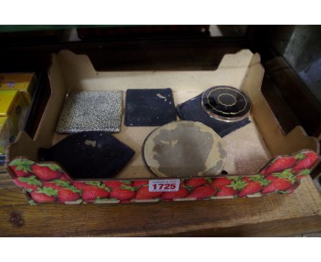 Five vintage compacts,&nbsp;to include examples by Stratton.&nbsp; 