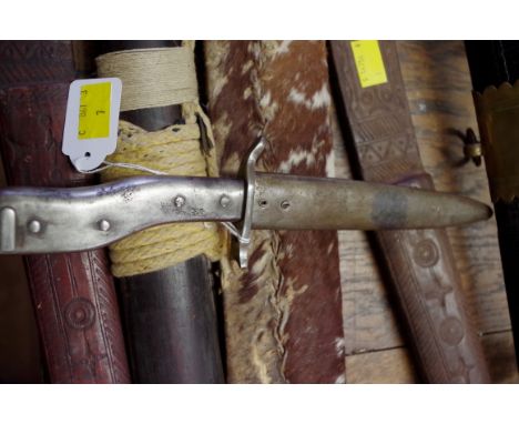 A World War I German Army Aufpflanzbarer Grabendolch Demag fighting knife/bayonet, in original scabbard. 