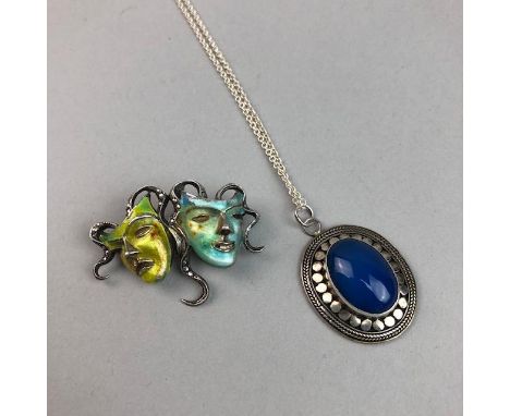 LOT OF SILVER AND OTHER JEWELLERY, including a gem set frog motif brooch marked 'B&amp;W' to reverse, openwork bird motif pen