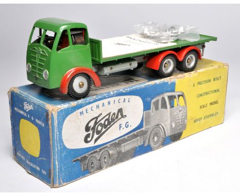Shackleton Foden Flatbed Lorry in Green. Mechanical toy is complete with leaflet. Displays generally excellent with mechanica