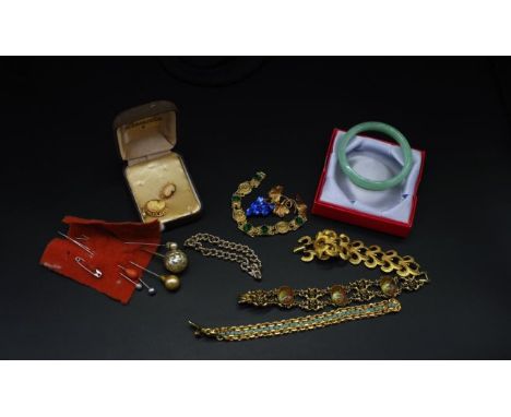 Costume jewellery group includes a jade bangle, hat pins, bracelets