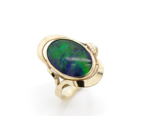 9ct yellow gold and opal triplet ring marked 9ct. Approx weight 3 grams