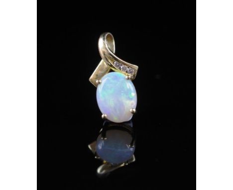 Opal and diamond set 18ct yellow gold pendant pendant marked 750. Approx weight 1.2 grams