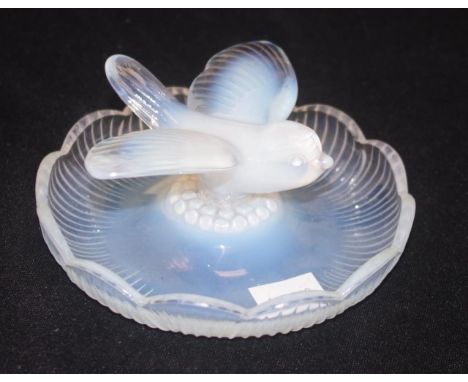 French P. Davesn opalescent glass bird ring dish marked to base, diameter 11cm approx
