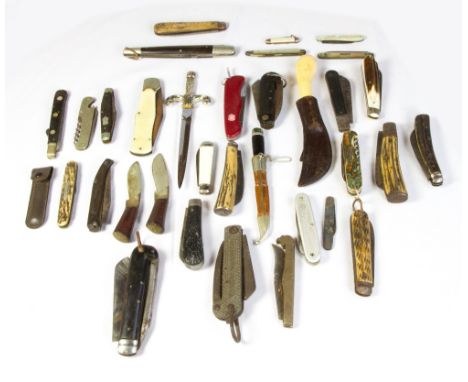 A COLLECTION OF POCKET AND PENKNIVES to include a Boer War era jack knife, antler grip types, silver fruit knives etc.  (35)