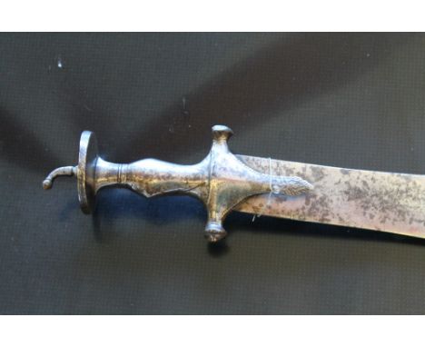 AN 18TH CENTURY INDIAN KHANDA SWORD, with tapering blade, knuckle/hand guard with raised edge detail, disc pommel with 10 cm 