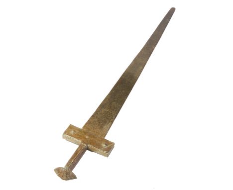 A LATE 18TH/19TH CENTURY SUDANESE KASKAVA SWORD, of typical form with decoration to cross guard, typical plain tapered blade,