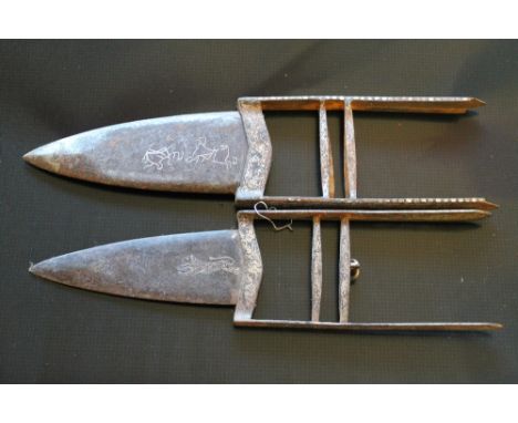 AN EARLY 19TH CENTURY INDIAN KATAR PUNCH DAGGER, blade with floral detail to one side and tiger to the other, silver koftgari