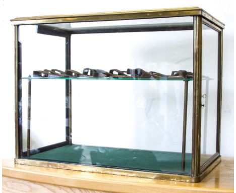 A BRASS AND PLATE GLASS DISPLAY CABINET, with one shelf, H 60 cm, W 77 cm, D 48 cm