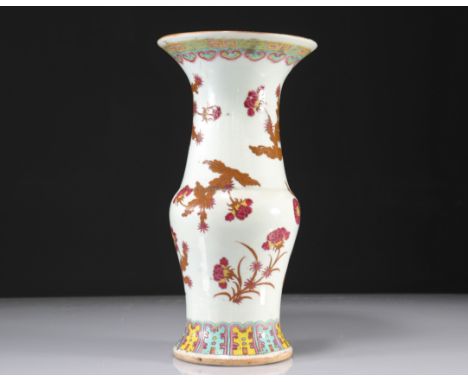 Chinese vase with floral decoration - Weight:  2.92 kg - Region: Chine - Sizes: H=375mm L=185mm  - Condition: at first sight 