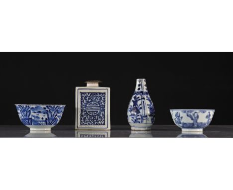 Set of 4 blanc-bleu Chinese porcelains - Weight:  945 g - Region: Chine - Sizes: Divers - Condition: at first sight - wear/da