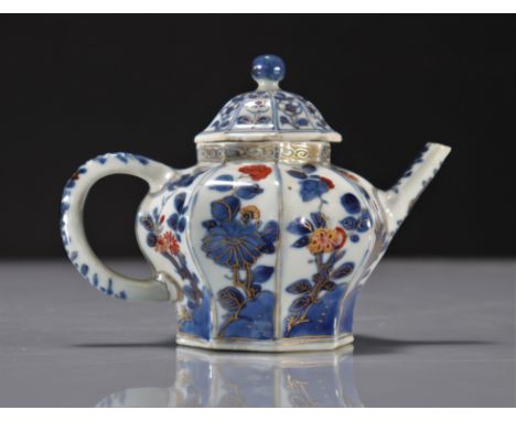 18th century Chinese porcelain teapot - Weight:  280 g - Region: Chine - Sizes: H=120mm L=100mm - Condition: at first sight â