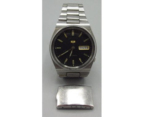 Seiko 5 stainless steel automatic wristwatch with day date, signed black dial, baton hours with centre seconds, signed screw 