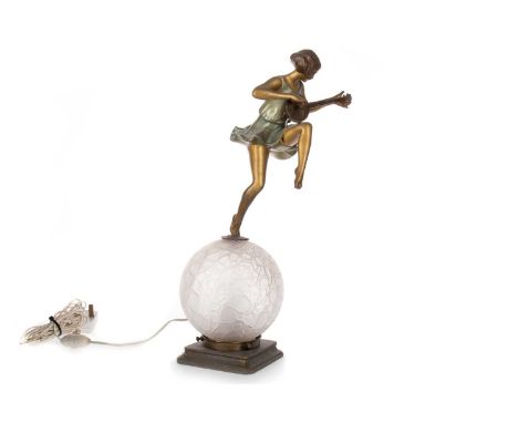 ART DECO BRONZED SPELTER FIGURAL TABLE LAMP, CIRCA 1920-40 modelled as a parcel gilt young lady playing a banjo, over a veine