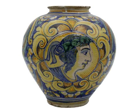 Antica maiolica decorata sul davanti con medaglione centrale raffigurante profilo di uomo e sul retro motivi floreali e veget