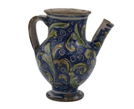 Antica maiolica decorata a tutto tondo a motivi vegetali policromi su fondo azzurro. Caltagirone. Secolo XVIII. Cm h 22,5