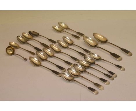 Assorted silver Fiddle pattern flatware to include two dessert spoons, teaspoons, etc, 266g approx