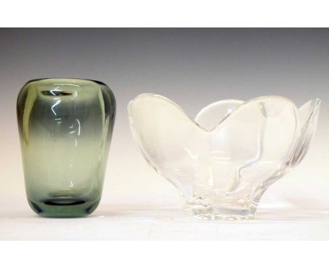 Orrefors Glass flower head bowl, and a 1950s Whitefriars vase designed by William Wilson, 14cm high