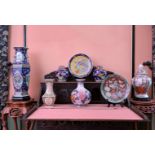 A varied collection of vases and dishes in Chinese and Japanese porcelain, 20th C.