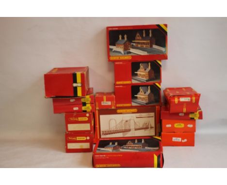 A COLLECTION OF TRIANG/HORNBY TRACKSIDE, BUILDINGS, AND ACCESSORIES, to include Booking Hall, Small Station, Ticket Office et