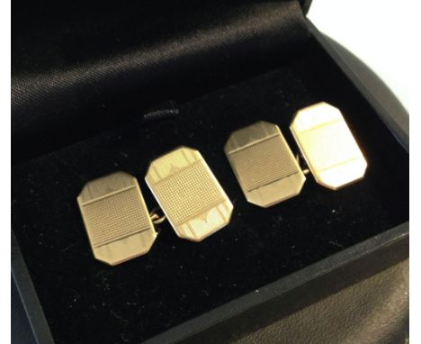 A pair of vintage art deco 9ct gold engine turned cufflinks. Approx 8.1g.  