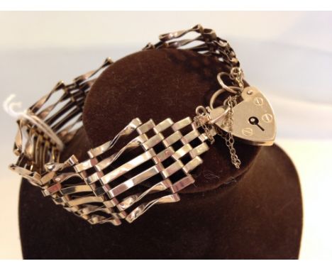 A 9ct gold 6 bar gate bracelet with 9ct gold heart padlock, approx 13.5g.  
